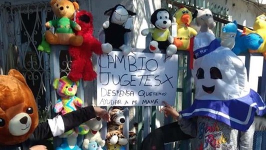Coronavirus: el nene que ofrece sus juguetes a cambio de comida para ayudar a su mamá