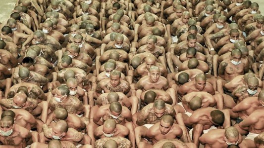 Coronavirus: Impactantes fotos muestran el hacinamiento de pandilleros en una cárcel de El Salvador