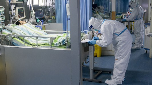 Expertos chinos creen que el coronavirus coexistirá con los humanos "por mucho tiempo"