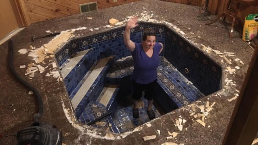 Hallaron un baño de estilo romano mientras arreglaban su nueva casa