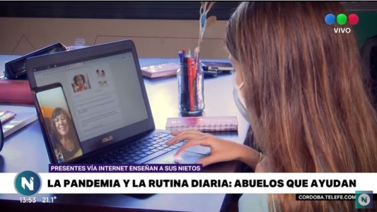 Abuelos ayudan a sus nietas a hacer las tareas virtuales