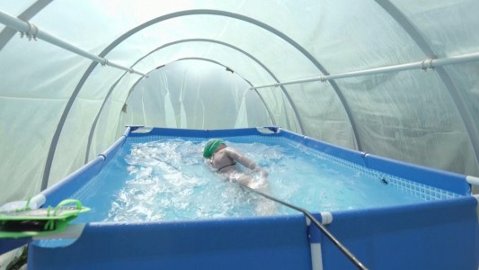 VIDEO: La campeona de natación que entrena en un pileta minúscula