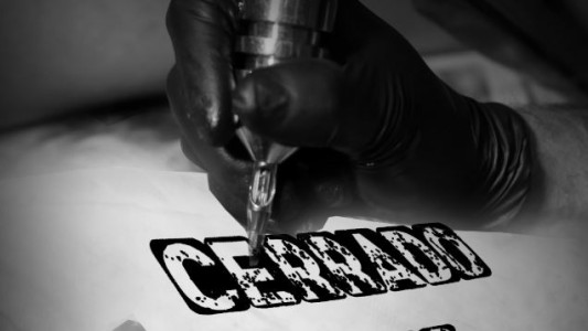 Un tatuador terminó con los “dedos pintados” por trabajar en cuarentena