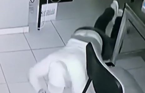 VIDEO: Ladrón se arrastra para alcanzar la caja fuerte de una empresa