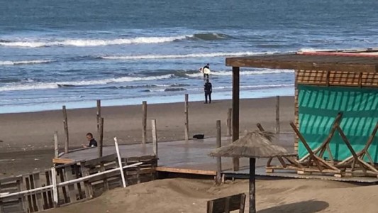 Surfistas rompen la cuarentena para meterse en el mar