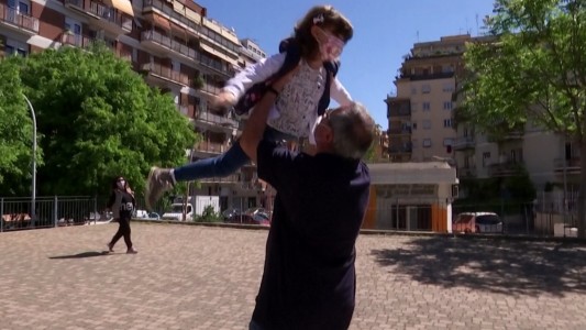 VIDEO:  El esperado abrazo con los nonos en Italia