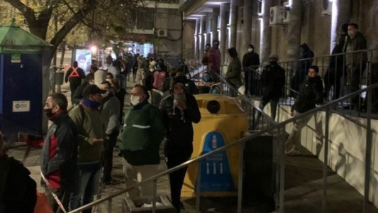 Colas enormes para cobrar el IFE en el Correo, pero hay que ir a mediodía: pagan de 14 a 17