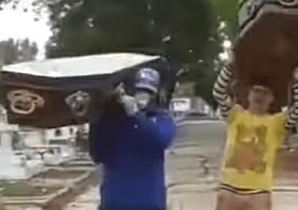 Despidieron a empleados del Cementerio de Lomas por bailar con ataúdes