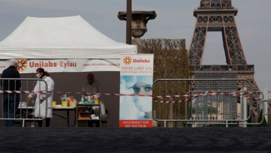 Francia reporta 80 muertes en 24 horas, la cifra diaria más baja en más de un mes