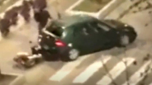 Video: le pasó por encima a una moto, dio marcha atrás y volvió a hacerlo