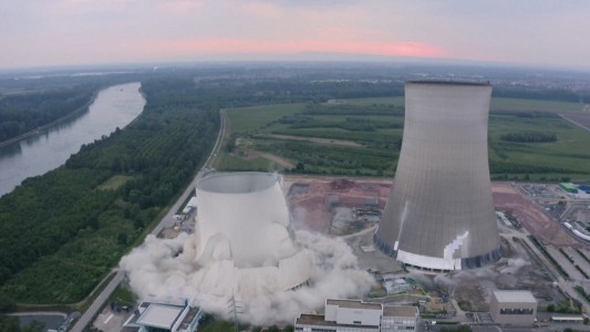 Impresionante implosión de una central nuclear