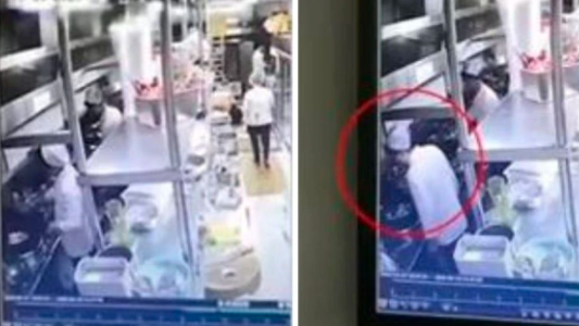 VIDEO: el chef que cocinaba sin barbijo y escupió la comida