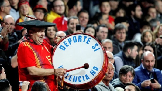 El hincha más famoso de España venderá su bombo “para comer”