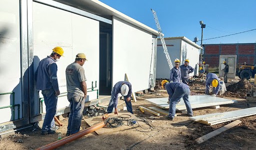 Más de 40 obreros convivieron en un hotel alojamiento para construir un hospital modular