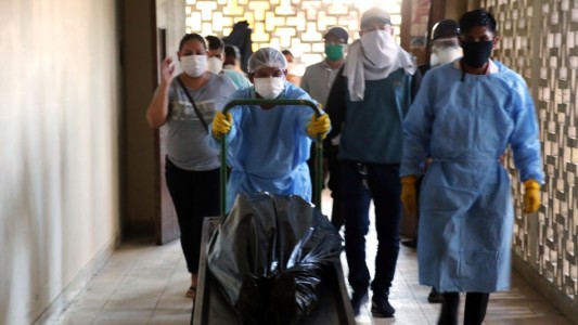 El dramático relato de un enfermero peruano: "Los hospitales parecen cementerios por el coronavirus"