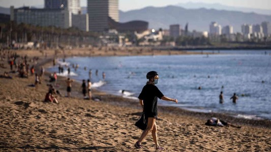 Coronavirus en el mundo, reabren las playas en Barcelona