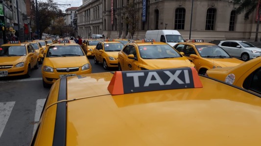 Con bocinazos taxistas reclaman ayuda estatal