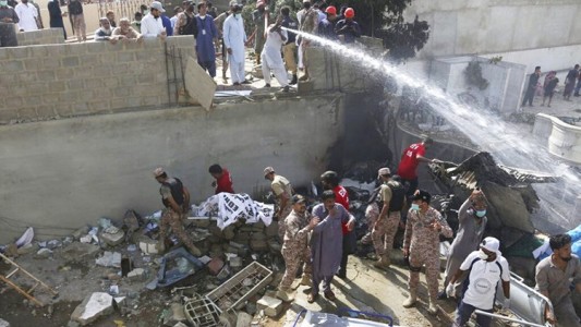 Pakistán: cayó un avión en un barrio de Karachi y causó al menos 54 muertos