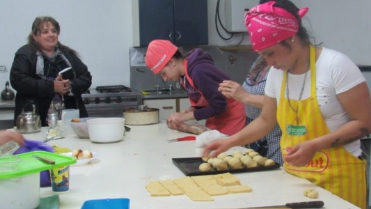 Bahía Blanca: capacitan a vecinos que organizan puntos de comida en merenderos