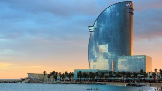 Confinado solo en un hotel de lujo, debe hacer el mantenimiento y abrir 1400 canillas