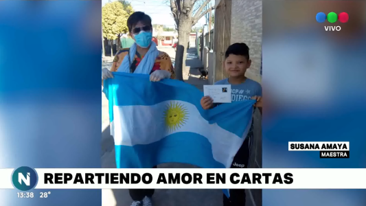 Un aplauso para la "Seño Susana": la maestra que reparte "amor en cartas" para sus alumnos