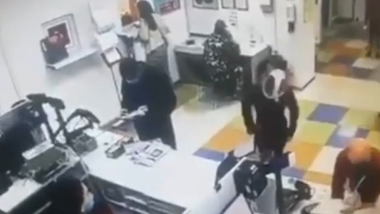 VIDEO: se sacó la bombacha delante de los clientes y la usó como "tapaboca"