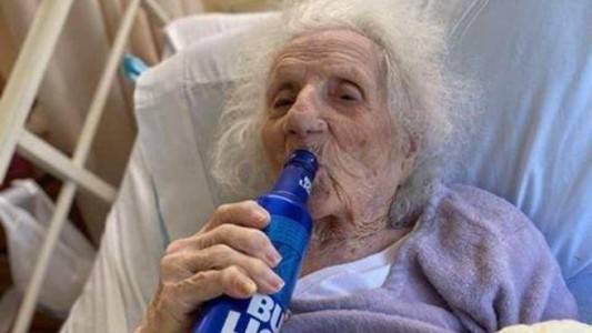 Tiene 103 años, se curó de coronavirus y festejó tomando una cerveza