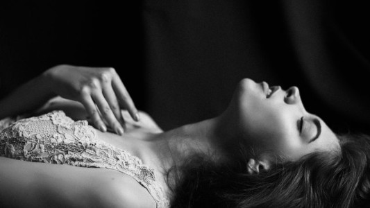 Miles de mujeres tienen orgasmos con sólo escuchar la voz de un misterioso hipnotizador