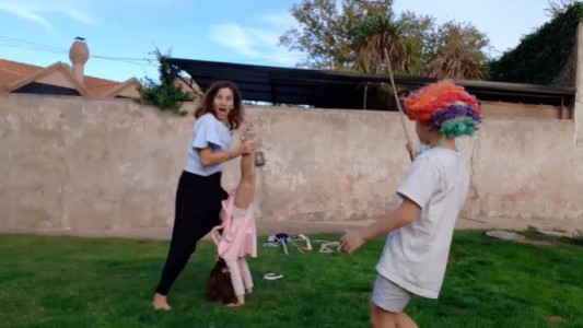 La docente que sumó a sus hijos en sus clases para llevar alegría a sus alumnos