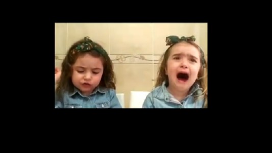 Viral: Jimena hace estallar Twitter con su hermanita y el desafío del chocolate