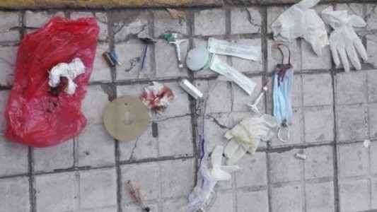 Una clínica estética fue multada por tirar residuos patógenos junto con basura reciclable