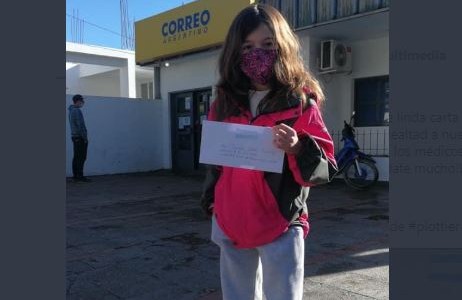 El Presidente evalúa el pedido de una alumna para hacer su promesa a la bandera