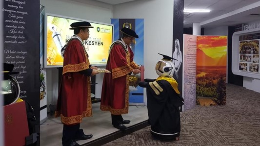 Graduación en pandemia: robots representan a estudiantes en la ceremonia