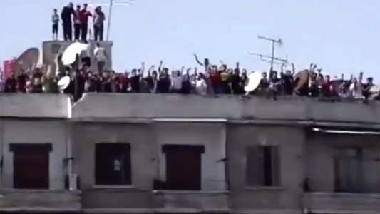 Video: ante la prohibición de público, gritaron el gol desde un edificio enfrente del estadio