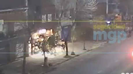 Video: luego de terminar con su auto dentro del local, golpeó a una mujer en la vereda