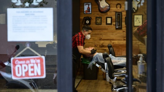 Hacia la "nueva normalidad": concluye en España el luto oficial por los muertos de coronavirus