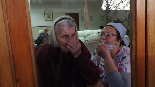 Golpe al corazón: destrozaron el panel del geriátrico que servía para que los adultos mayores se abracen con sus familiares