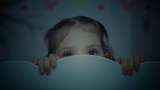 El aterrador video de una nena hablando con un fantasma