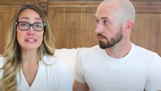 Una pareja de youtubers devolvió a su hijo adoptado por tener autismo