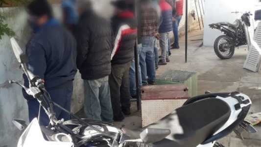 Fiestas, fútbol y riñas de gallos: más de 50 detenidos por romper la cuarentena