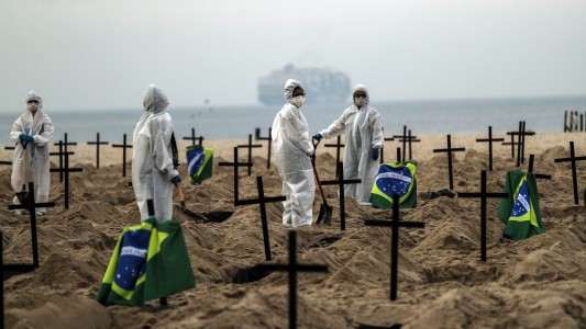 Protesta contra Bolsonaro: cavaron tumbas en Copacabana