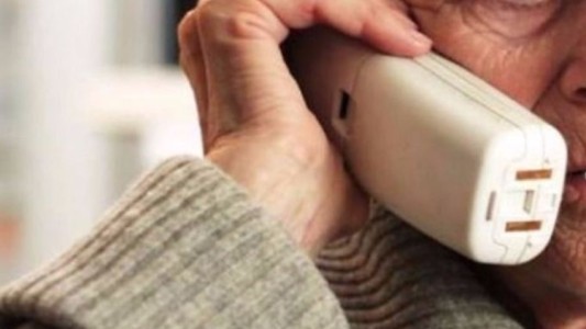 Le robaron US$ 50 mil y joyas a un anciano con el "cuento del tío" en Rosario