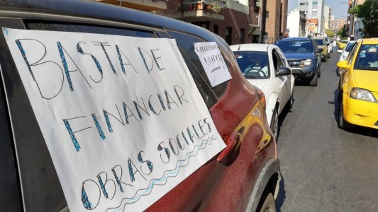 FOTOS: los odontólogos cordobeses marchan en caravana por las calles de Córdoba