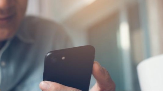 Fue a reparar el celular, discutió con el empleado y demanda a la empresa por 1 billón de dólares