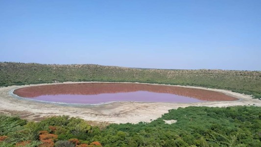 Un lago formado por un meteorito apareció con el agua rosa