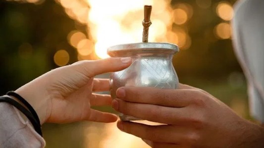 Compartieron un mate en un gimnasio y ahora toda la ciudad está en cuarentena