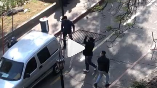 VIDEOS: violenta protesta de municipales, destrozos frente al Palacio 6 de Julio