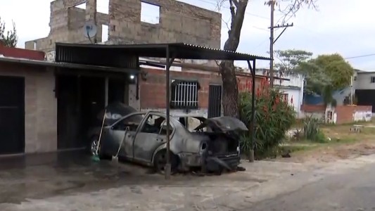 Le prendieron fuego el auto y cuando salió a apagarlo lo mataron de varios disparos