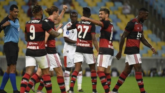 Volvió el fútbol en Brasil con goleada del campeón Flamengo