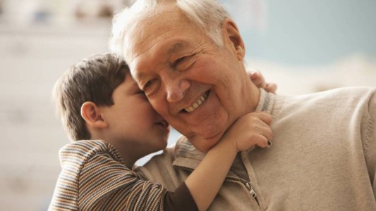 Apelan a la responsabilidad de adultos mayores para celebrar el Día del Padre con distanciamiento